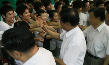 2008年，北京奥组委主席、时任中共中央政治局委员、北京市委书记刘淇（左一），时任中共中央政治局委员刘云山（左二）、刘延东（左三）来到奥运训练基地，看望北音奥运会、残奥会志愿者。